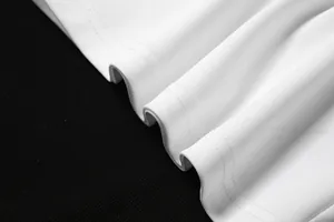 Gros plan sur la texture du tissu blanc de qualité et les doubles coutures de la combinaison