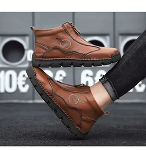 Vue détaillée des bottines en cuir marron pour hommes avec fermeture éclair et logo sport.