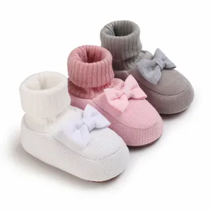 Trois paires de chaussures de marche souples pour bébé en blanc, rose et gris avec nœuds
