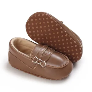 Nahaufnahme brauner Baby-Loafer aus PU-Leder mit weichen, rutschfesten Sohlen für Jungen