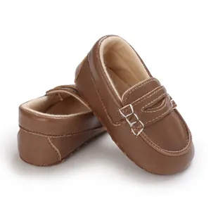 Detailansicht weicher brauner PU-Leder Babyschuhe mit weißen Ziernähten für Jungen