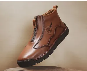 Détail de bottines d'extérieur en cuir marron pour hommes avec fermeture éclair et semelle
