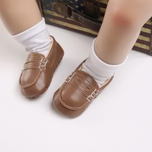 Nahaufnahme von braunen PU-Leder Baby Loafers mit weicher Sohle und weißen Nähten
