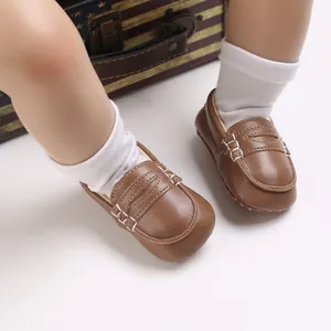 Nahaufnahme brauner Baby-Loafer aus PU-Leder mit weicher Sohle und weißen Nähten