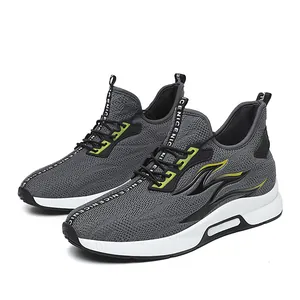 Baskets de course en maille flyknit grise respirante avec semelle épaisse compensée