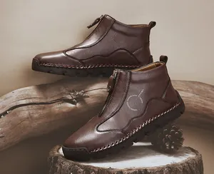 Vue latérale de bottes d'extérieur marron pour hommes montrant le zip et le cuir