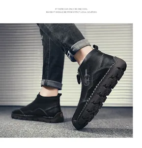 Gros plan sur des bottes noires d'extérieur pour hommes avec fermeture éclair et logo