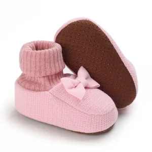 Chaussons pour bébé en tricot rose avec nœud décoratif et semelle antidérapante
