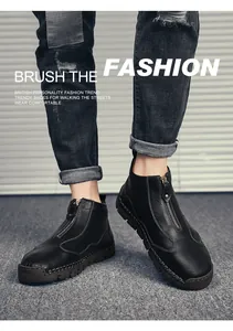 Gros plan de bottines en cuir noir grainé avec fermeture éclair frontale.
