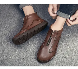 Détail rapproché des bottines décontractées en cuir marron pour hommes avec fermeture éclair.