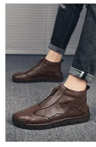Gros plan détaillé de bottines marron pour hommes avec fermeture éclair et logo d'arbre