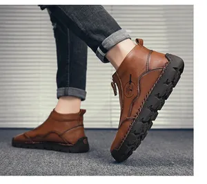 Gros plan de bottines pour hommes en cuir marron avec fermeture éclair et logo arbre