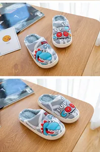 Detailansicht der Cartoon-Dinosaurier-Baumwollhausschuhe für Kinder mit Super Cool-Aufdruck