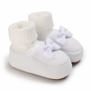 Chaussons de bébé blancs tricotés avec nœud décoratif pour nourrissons de zéro à un an