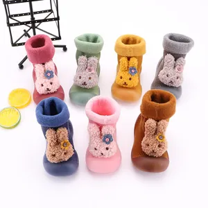 Zapatos de calcetín de felpa para bebé con lindo muñeco de conejo en varios colores