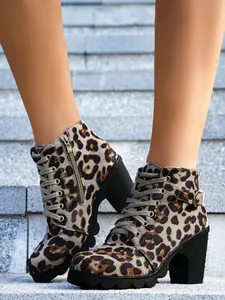 Detailansicht der Martin-Stiefel mit Leopardenmuster, Reißverschluss und Schnürung.