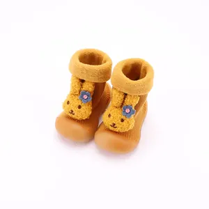 Primer plano de calcetines zapatos de invierno para bebé con conejo y suela de goma