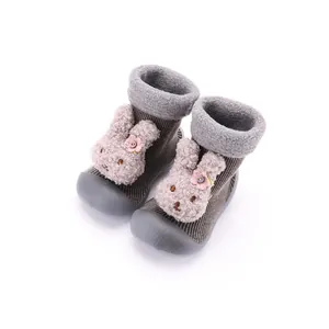 Vista detallada de zapatos calcetín de invierno para bebé con lindo conejo de felpa