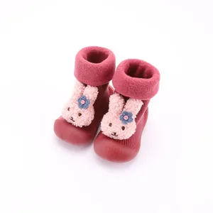 Primer plano de los adorables conejitos rosas en zapatos calcetín de invierno bebé