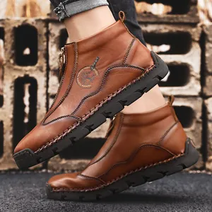 Bottines décontractées en cuir marron pour hommes avec fermeture éclair robuste.