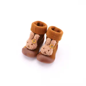 Lindos zapatos calcetín marrones para bebé con diseño de conejo y forro polar cálido