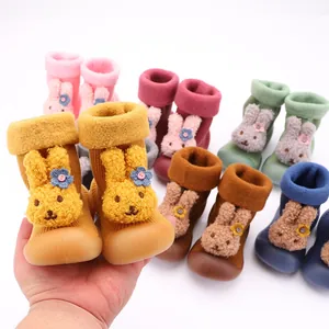Primer plano de calcetines zapatos para bebé con diseño de conejo y forro polar