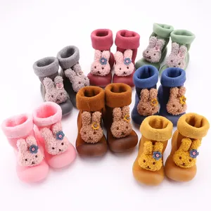 Detalle de zapatos de calcetín de invierno para bebé en varios colores y peluches