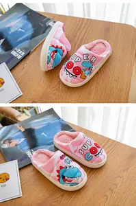 Detailansicht der rosa Kinder-Dinosaurier-Hausschuhe mit warmem Pelzfutter und weicher Sohle
