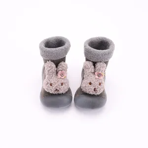 Zapatos de bebé grises con conejito de peluche y forro polar cálido
