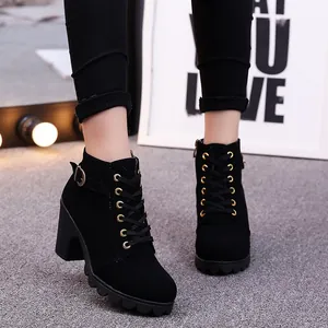 Elegante schwarze Schnürstiefeletten mit klobigem Absatz und goldenen Ösen für Damen