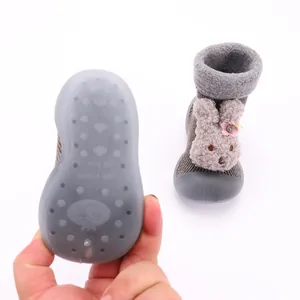 Detalle de zapatos calcetín para bebé con conejo de peluche y suela antideslizante