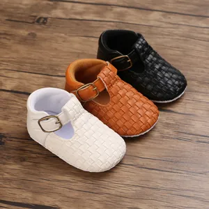 Detailansicht der gewebten Babylauflernschuhe in den Farben Weiß, Braun und Schwarz.