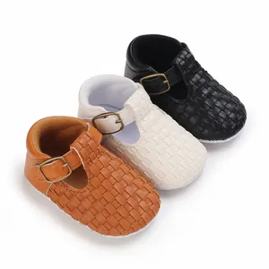 Detailansicht von geflochtenen T-Riemen Babyschuhen in Braun, Beige und Schwarz