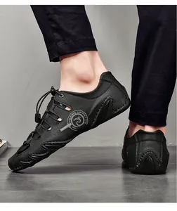 Detailansicht der atmungsaktiven schwarzen Leder-Sandalen für Herren im Freizeitstil