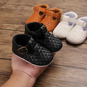 Nahaufnahme von Baby-Laufschuhen mit gewebter Textur und verstellbarer T-Riemen-Schnalle