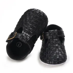 Detailansicht schwarzer gewebter Babyschuhe mit T-Steg und Schnalle