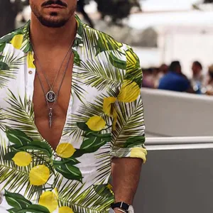 Dettaglio ravvicinato di camicia casual da uomo a maniche corte con stampa di limoni e palme