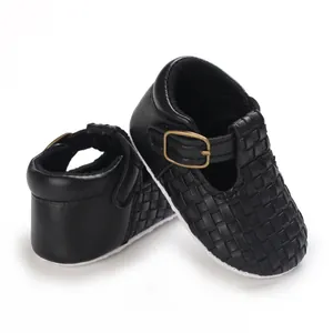 Detailansicht der schwarzen gewebten Baby-Lauflernschuhe mit goldener Metallschnalle