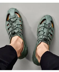 Detaillierte Draufsicht auf grüne atmungsaktive Leder-Sandalen für Herren im Alltag