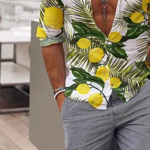 Dettaglio di una camicia casual da uomo a maniche corte con vivace motivo a limoni