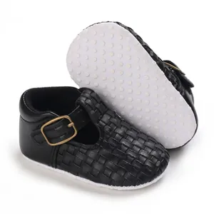 Detailansicht schwarze gewebte Baby-Lauflernschuhe mit Goldschnalle und Antirutschsohle