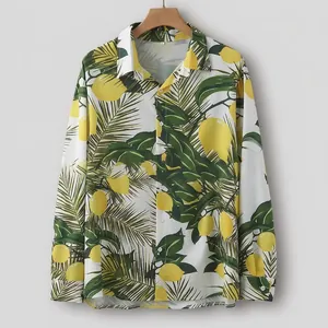 Dettaglio della stampa vivace con limoni e foglie tropicali su camicia casual uomo