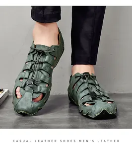 Detailansicht der atmungsaktiven grünen Herren-Ledersandalen im trendigen Hohl-Design