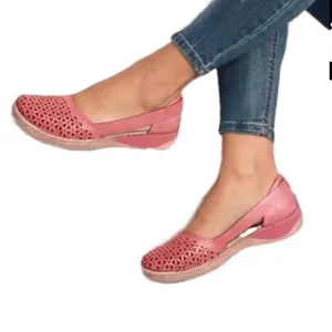 Sandales mocassins plats roses et respirants pour femmes avec un design ajouré élégant