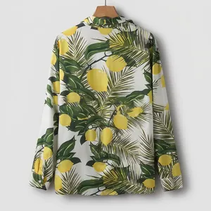Vista posteriore di una camicia bianca da uomo a maniche lunghe con stampa di limoni