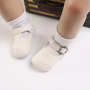 Nahaufnahme der cremefarbenen Baby-Lauflernschuhe mit verstellbarem Schnallenriemen