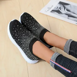 Elegante schwarze Fly-Knit Sneaker für Damen mit glitzernden Strasssteinen und weißer Sohle.