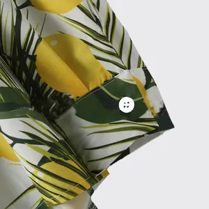 Dettaglio macro della stampa tropicale al limone sulla manica di una camicia da uomo