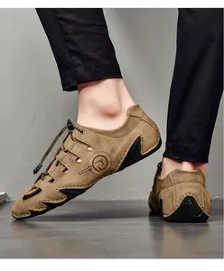 Seitenansicht brauner Herren-Ledersandalen mit Schnürung und Lochmuster