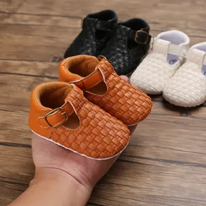 Nahaufnahme von gewebten Baby-Lauflernschuhen für Kleinkinder von 0-1 Jahren mit Schnalle.